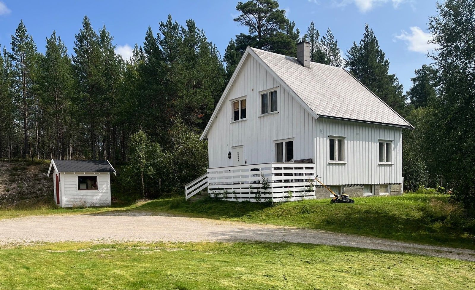 Gamle Ness sett utenfra, med uthus og gårdsplass