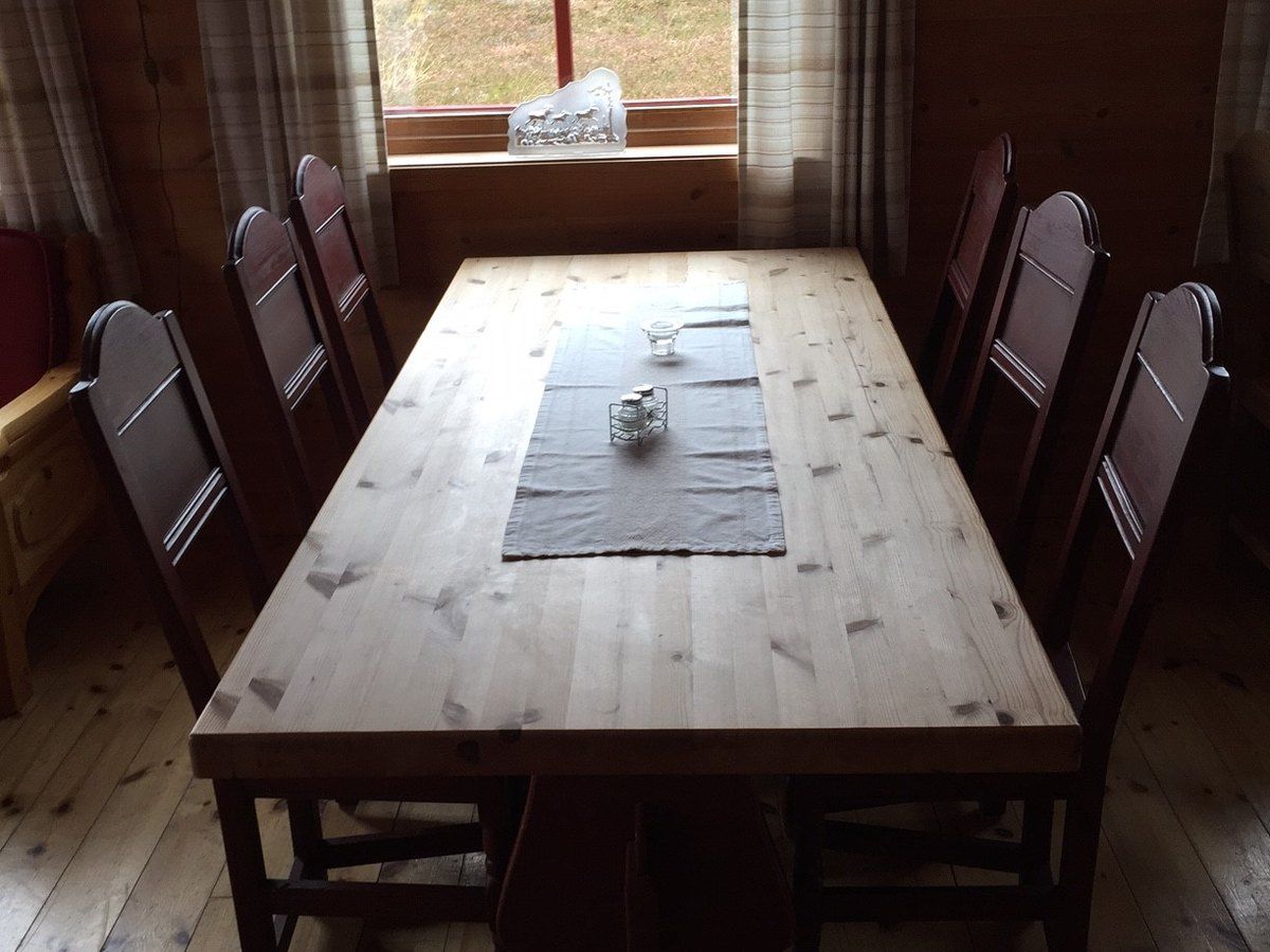 Langbord dekket i spisestua på Skula