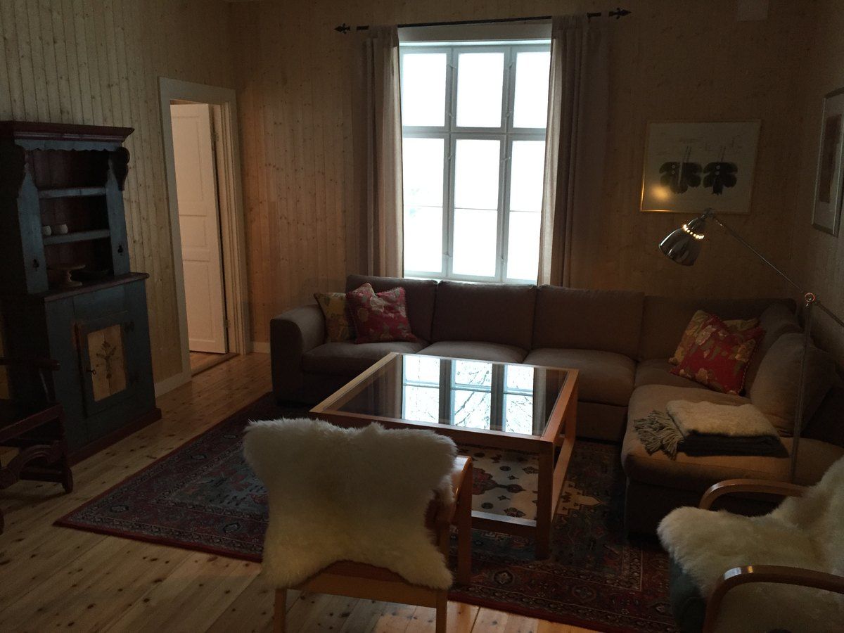Stue med sofagruppe på Skula