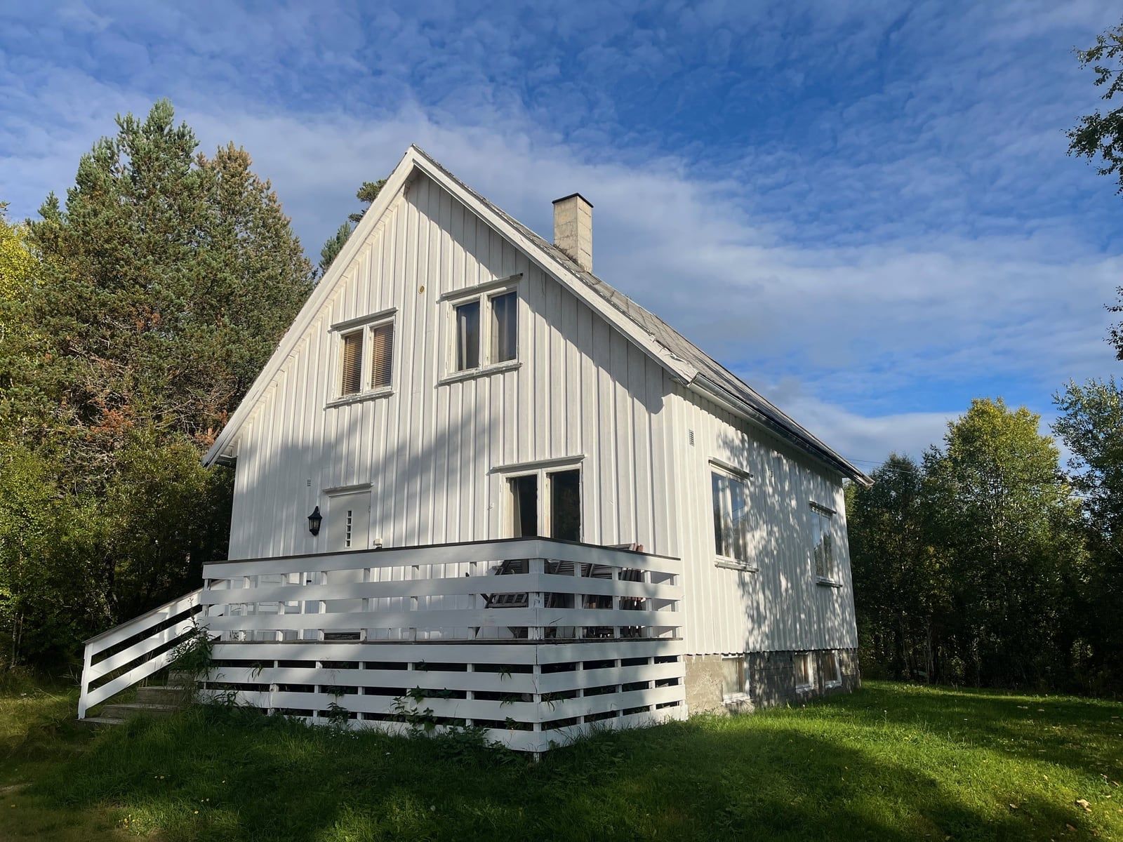Gamle Ness — hvitt hus i to etasjer med veranda