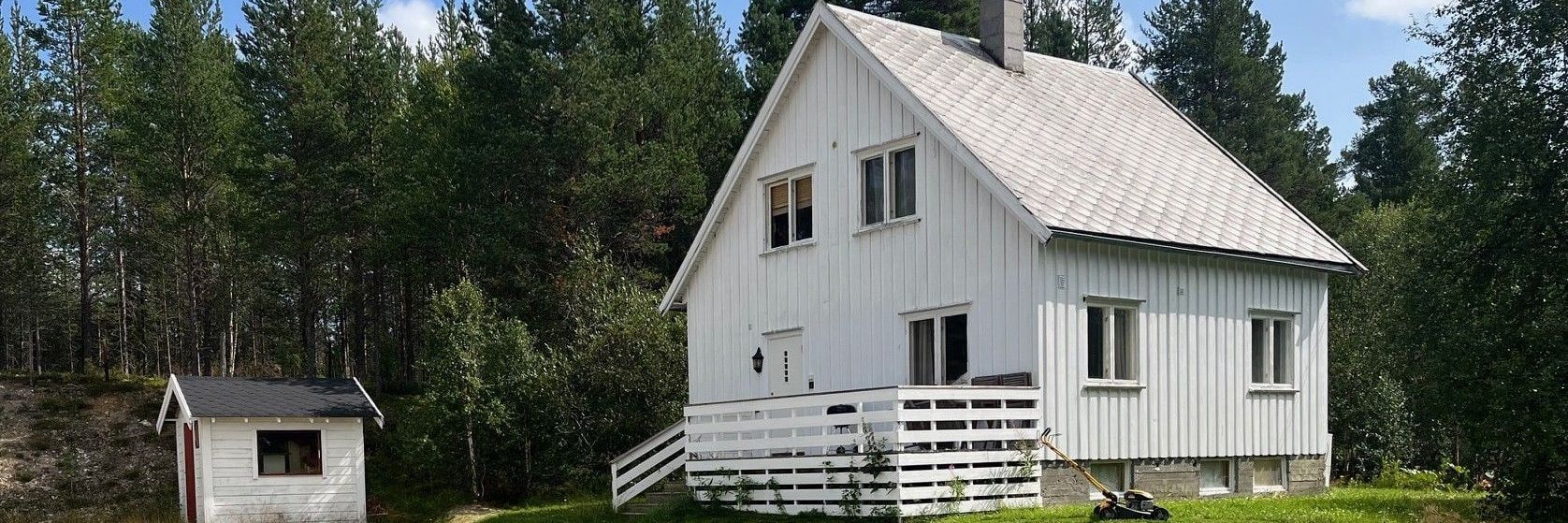 Gamle Ness — hvitt hus i to etasjer med veranda