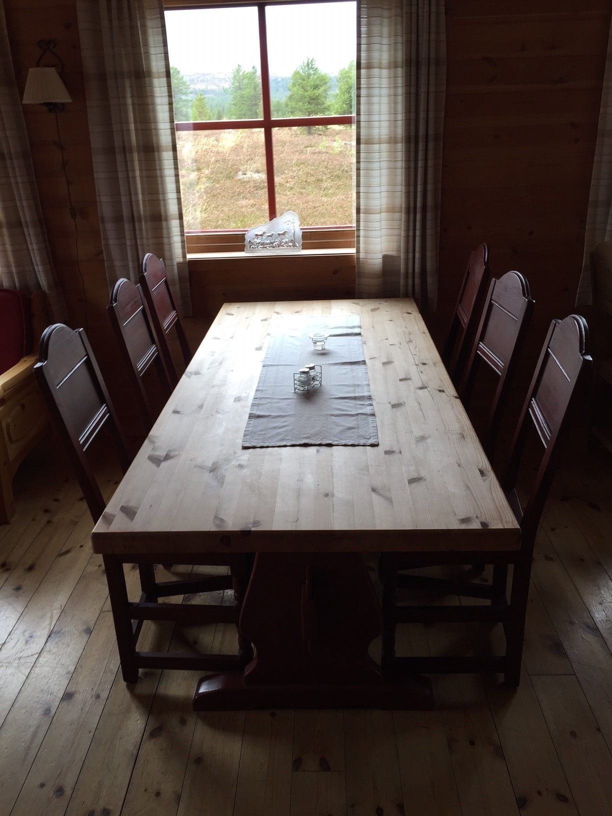 Langbord i spisestua med utsikt mot fjellet