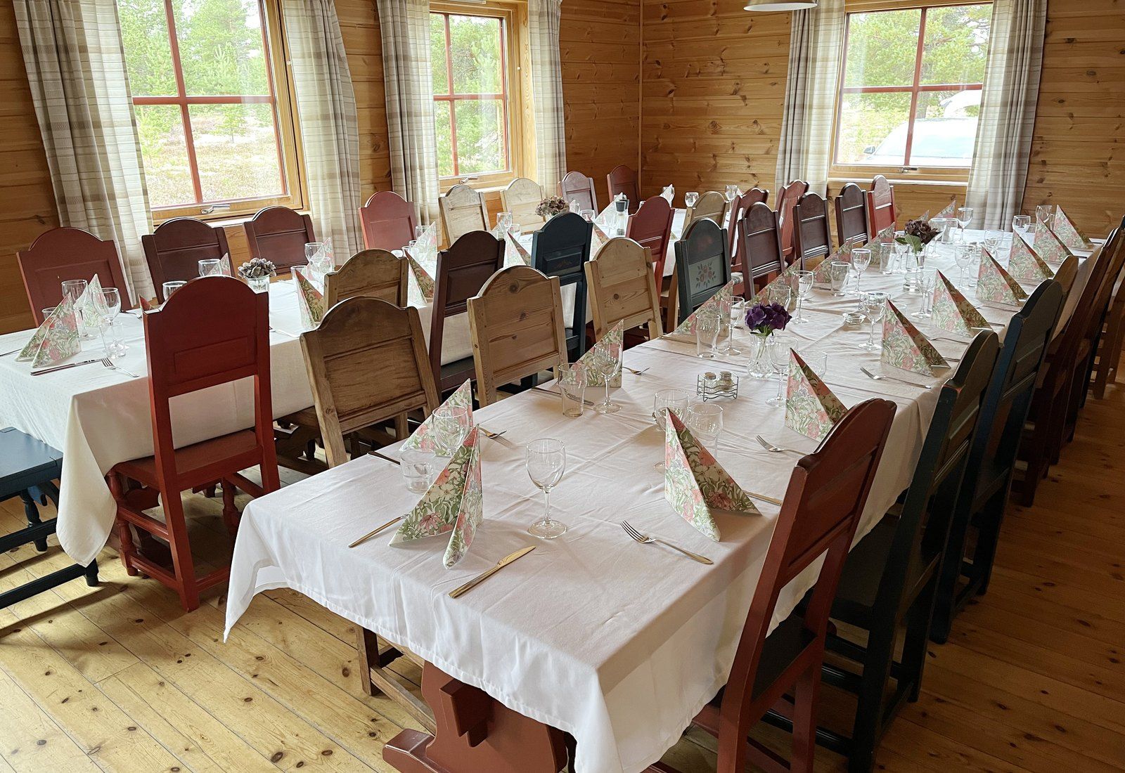 Langbord dekket til fest i spisestua på Femundsundet Storhytte